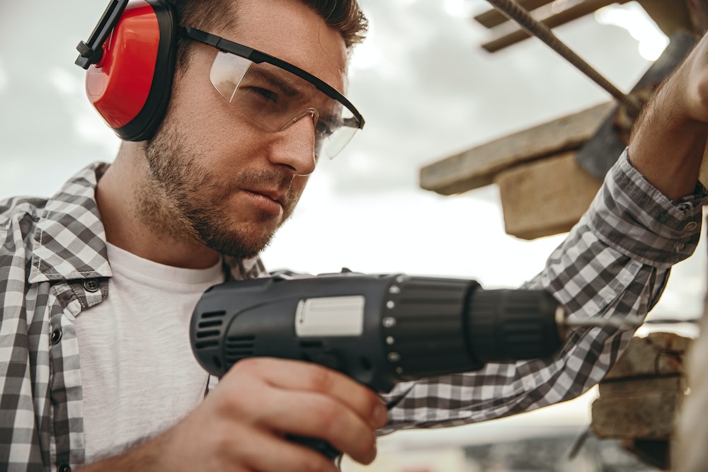 Panneau de chantier : une approche juridique de la conformité des informations