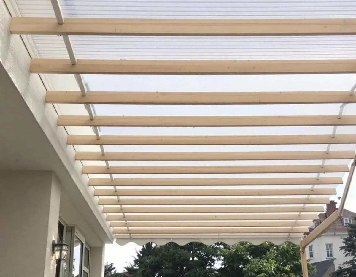 Pergola et sécurité des équipements extérieurs : aspects juridiques et pratiques